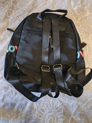 Mochila negra con letras LoVe