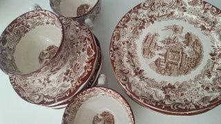 Cartuja de Sevilla Tazas y Platos Marrones