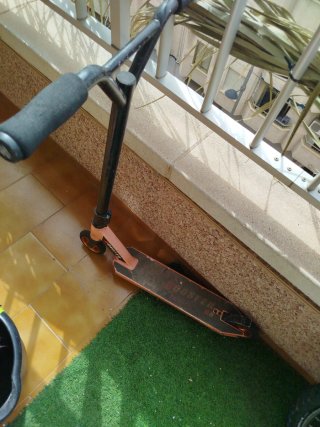 Patinete booster infantil naranja y negro