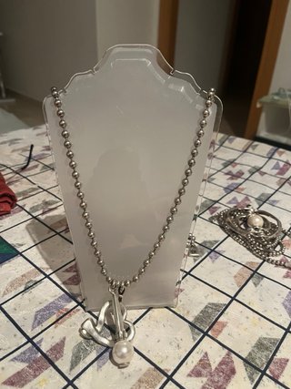 Collar plateado con corazón y perla