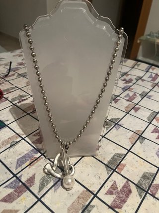 Collar plateado con corazón y perla