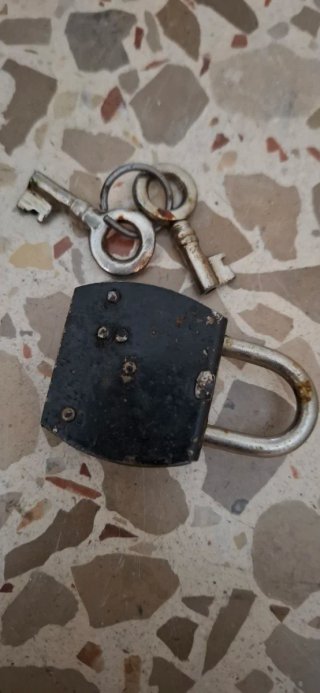 3 candados antiguos con llaves