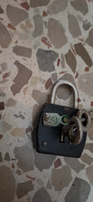 3 candados antiguos con llaves