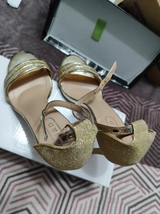 Sandalias  doradas de fiesta.