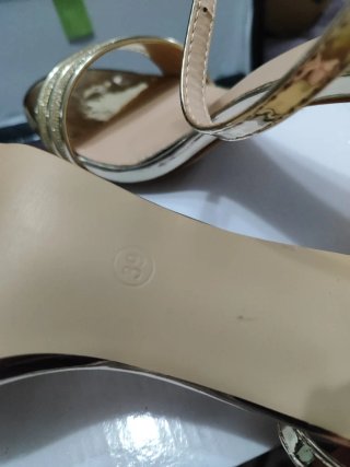 Sandalias  doradas de fiesta.