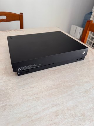 Xbox One X 1TB + Controller + Scatola