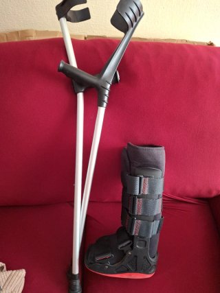 Bota ortopédica y muletas