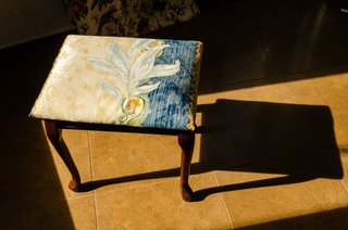 Taburete tapizado floral beige y azul