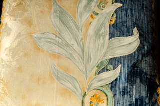 Taburete tapizado floral beige y azul