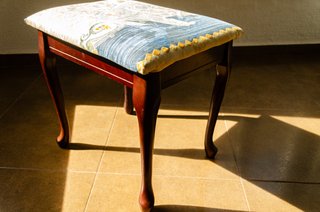 Taburete tapizado floral beige y azul