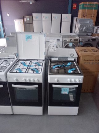 Cocina con horno blanca desde