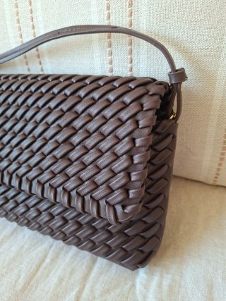 Bolso bandolera marrón trenzado