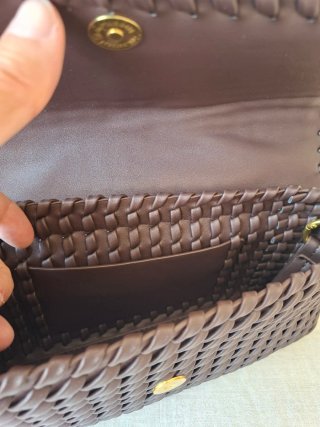 Bolso bandolera marrón trenzado