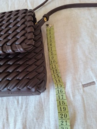 Bolso bandolera marrón trenzado
