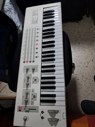 Sintetizador E-MU Teclado Piano