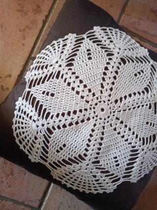 Centro uncinetto color écru