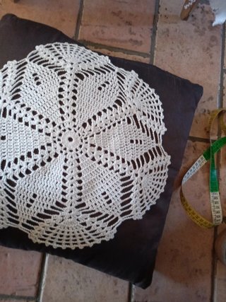 Centro uncinetto color écru