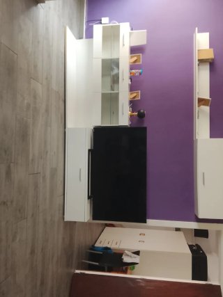 Mueble blanco con puertas de cristal
