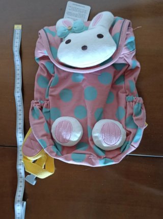 Mochila infantil con diseño peluche de conejo