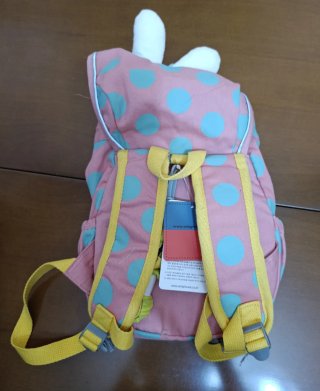 Mochila infantil con diseño peluche de conejo