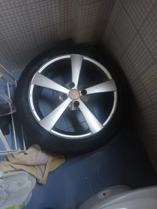 Llantas de aleación con neumáticos.  215/40/R17