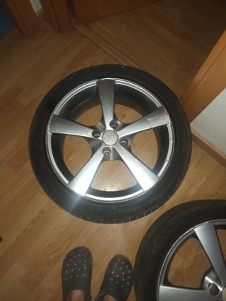 Llantas de aleación con neumáticos.  215/40/R17