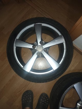 Llantas de aleación con neumáticos.  215/40/R17
