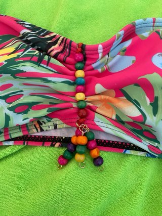 Bikini estampado floral con adornos