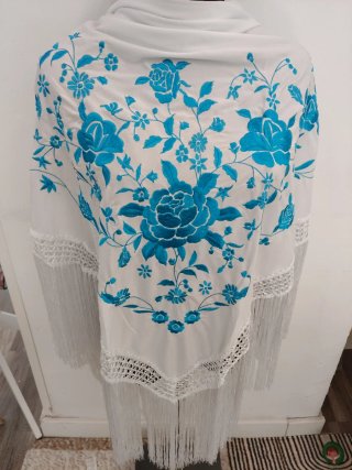 Mantón bordado floral azul y blanco
