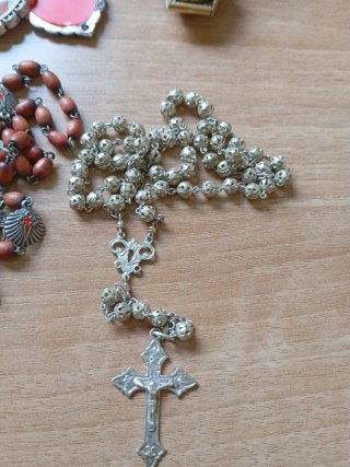 Lote: Reloj y 3 Rosarios