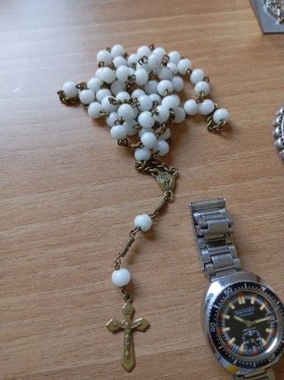 Lote: Reloj y 3 Rosarios