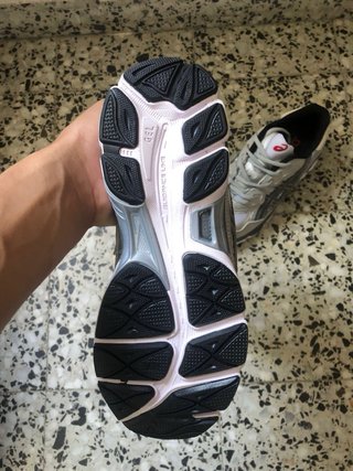 Zapatillas Asics grises y blancas