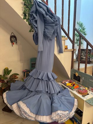 Traje de flamenca azul con mucho vuelo