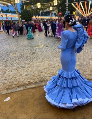 Traje de flamenca azul con mucho vuelo