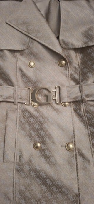 Gabardina dorada Guess con cinturón