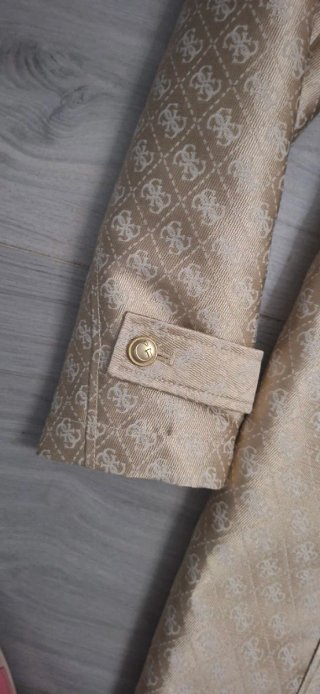 Gabardina dorada Guess con cinturón