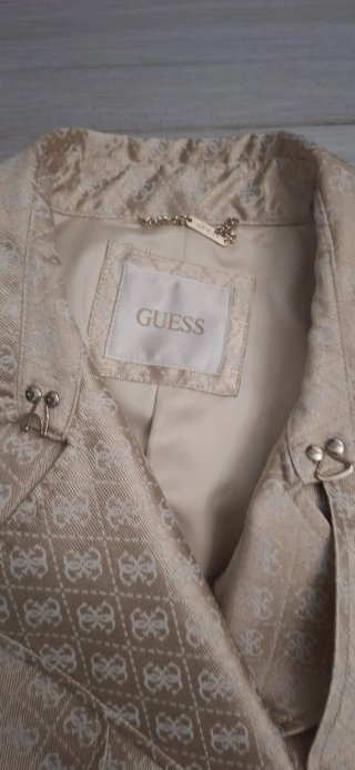 Gabardina dorada Guess con cinturón