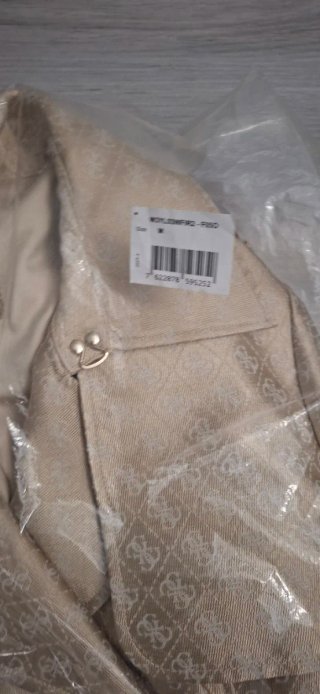 Gabardina dorada Guess con cinturón