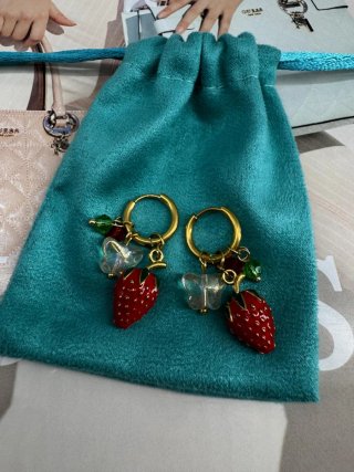 Pendientes dorados con fresas y mariposas
