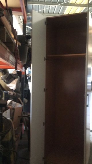 Armario alto de madera y metal