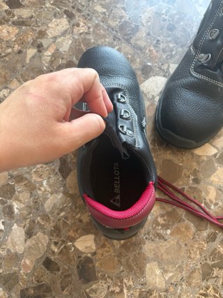 Calzado de seguridad negro y rojo
