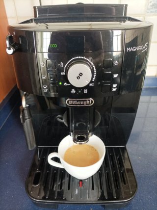 Cafetera Automática DeLonghi Magnifica Negra