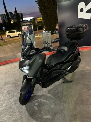 Yamaha XMAX 300 2024 Negra y Azul