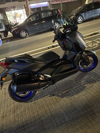 Yamaha XMAX 300 2024 Negra y Azul