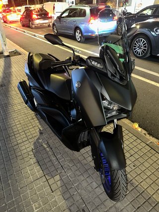 Yamaha XMAX 300 2024 Negra y Azul