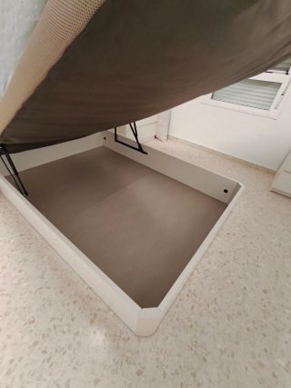 Cama y Mesitas de Noche Beige