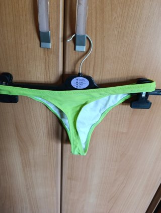 Bikini-tanga verde con flor amarilla
