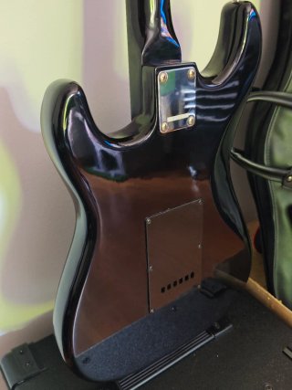 Guitarra Eléctrica Maison + Amplificador