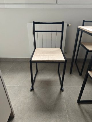 Sillas metálicas y de madera