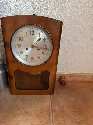 Reloj de madera antiguo